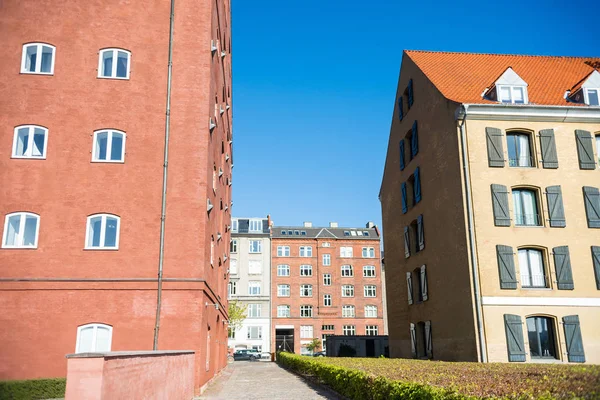 Narrow street between beautiful houses and green bushes in copenhagen, denmark — Stock Photo