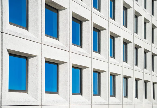 Vollbild-Ansicht des modernen weißen Hauses mit blauen Fenstern in Kopenhagen, Dänemark — Stockfoto