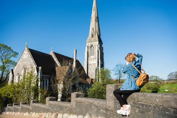 Vista trasera de chica con cámara fotográfica hermosa iglesia en copenhagen, denmark - foto de stock