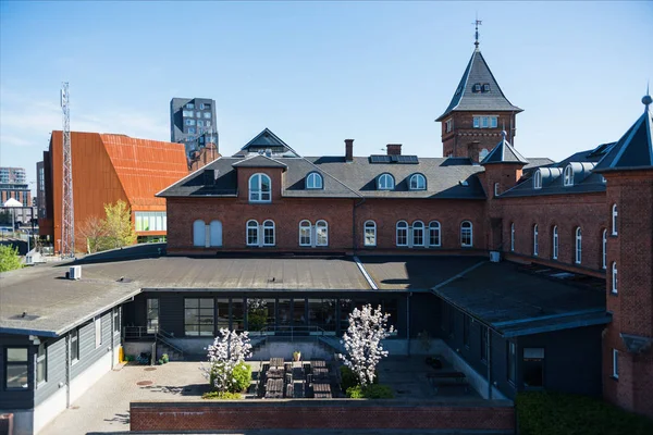Сучасна архітектура і затишний двір з лавками і квітучими деревами, Копенгаген, денмарк — стокове фото