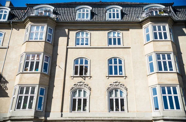 Niedriger Winkel Blick auf schöne alte Haus mit Dekorationen, Kopenhagen, Dänemark — Stockfoto
