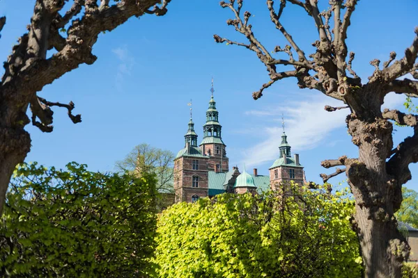 Hermoso castillo famoso de Rosenborg en el día soleado, Copenhague, Dinamarca - foto de stock