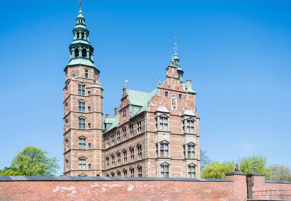 Mur de briques et beau château de Rosenborg à Copenhague, Danemark — Photo de stock