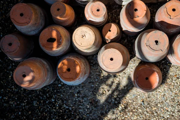 Вид зверху на коричневі керамічні горщики ручної роботи на землі — стокове фото