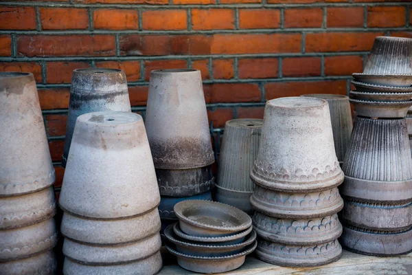 Stacks of various handmade ceramic pots on shelf — Stock Photo