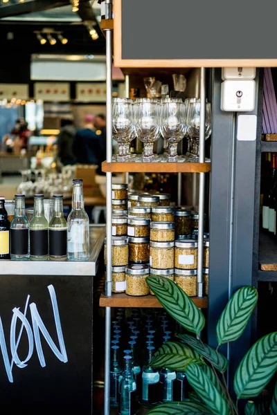 Selektiver Schwerpunkt der Regale mit Dosen mit Müsli, Gläsern und Flaschen im Café — Stockfoto