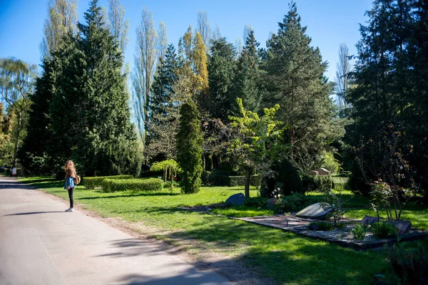 Femme debout sur le chemin dans le jardin botanique de Copenhague, Danemark — Photo de stock