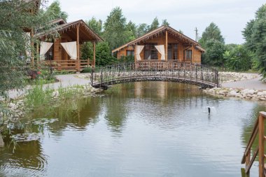 Restoran göl ve gölün köprüden