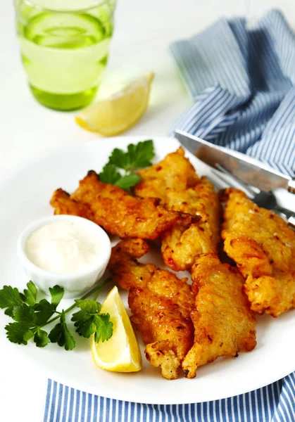 Filetti Pesce Fritto Con Pastella Dorata Serviti Piatto Bianco Con — Foto Stock