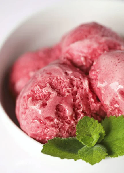 Helado Frambuesa Tazón Blanco — Foto de Stock