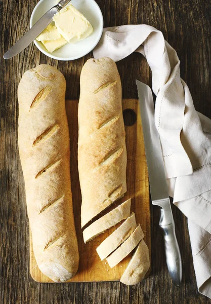 Taze Yapımı Ekmek Tereyağı Üzerinde Ahşap Masa Üstten Görünüm — Stok fotoğraf