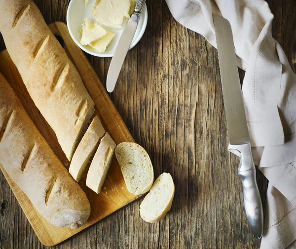 新鲜自制面包和黄油木桌 顶部视图 — 图库照片