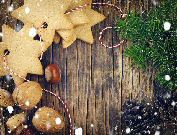 Kerstkoekjes Walnoten Noten Denneappels Spar Takken Houten Achtergrond — Stockfoto