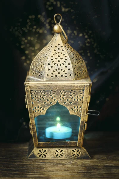 Koyu Arka Plan Üzerinde Altın Arapça Fener — Stok fotoğraf