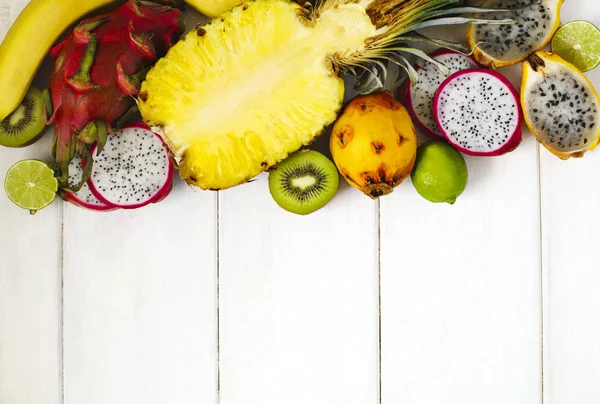 Surtido Frutas Exóticas Sobre Fondo Blanco Con Espacio Para Copiar —  Fotos de Stock