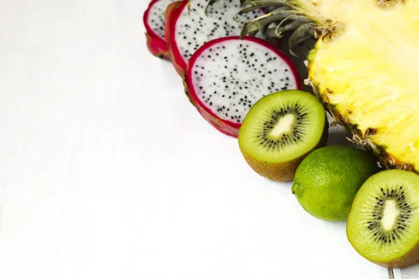 Surtido Frutas Exóticas Sobre Fondo Blanco Con Espacio Para Copiar —  Fotos de Stock