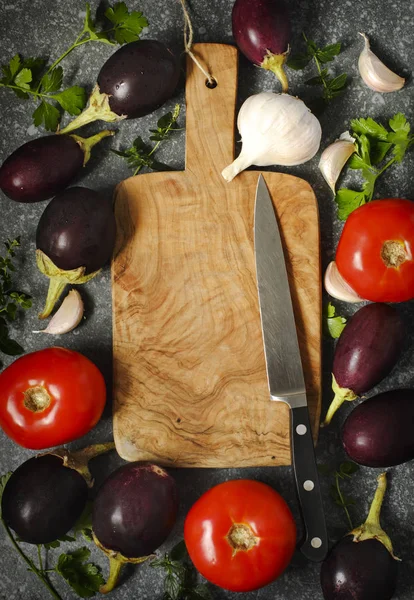 Tomatoes Eggplants Garlic Wooden Cutting Board Stone Texture Background — Stock Photo, Image