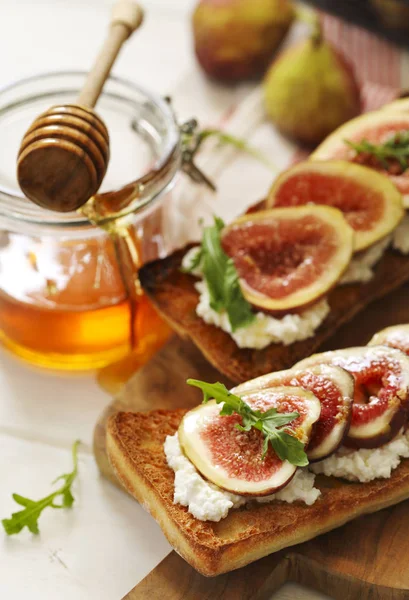 Färska Fikon Och Grädde Ost Toast Med Honung — Stockfoto