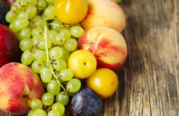 Frutas Otoño Sobre Fondo Madera —  Fotos de Stock