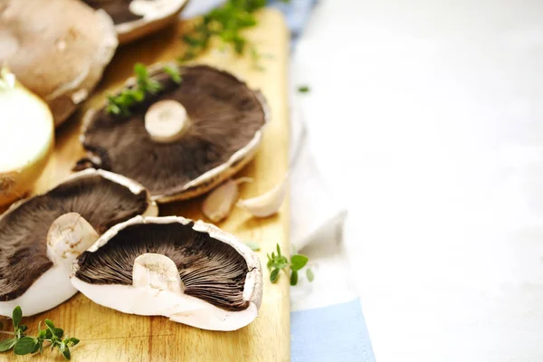 Frische Rohe Shiitake Pilze Auf Kochbrett — Stockfoto