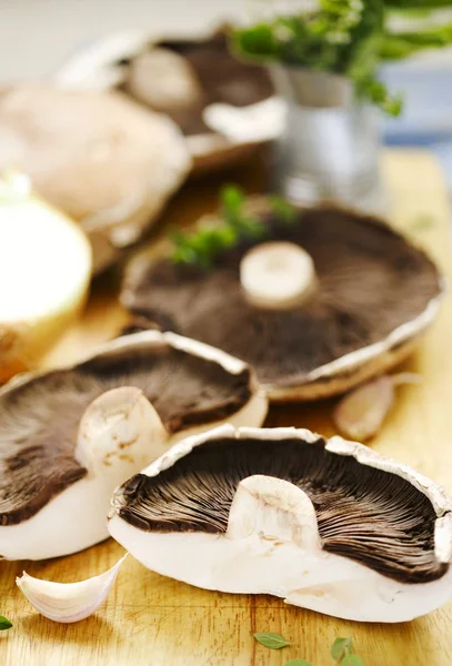 Frische Rohe Shiitake Pilze Auf Kochbrett — Stockfoto