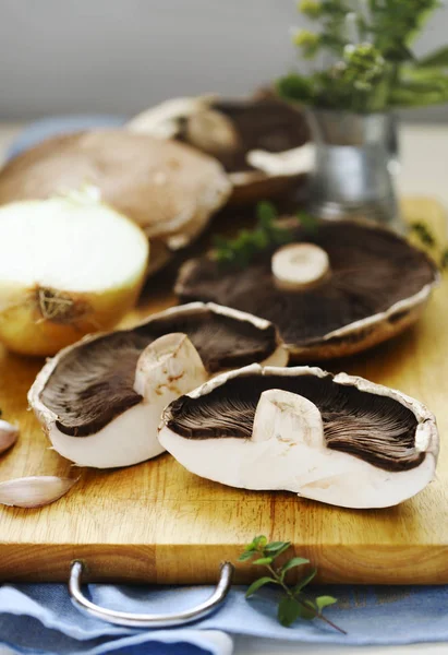 Frische Rohe Shiitake Pilze Auf Kochbrett — Stockfoto