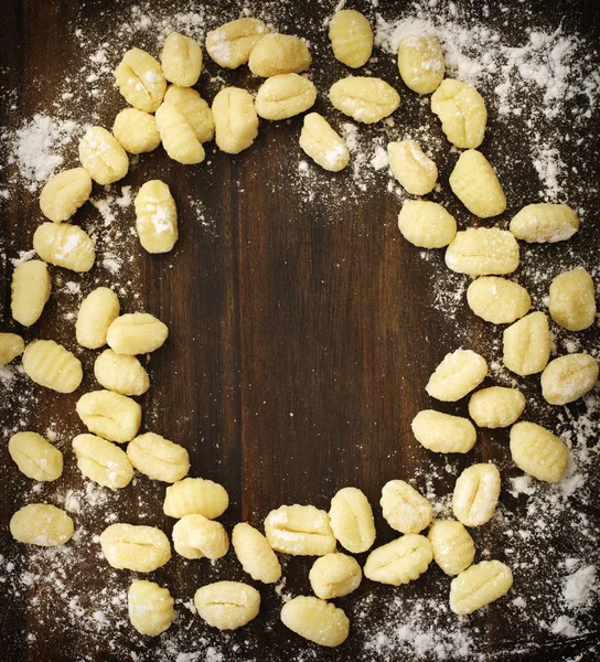 Ongekookt Zelfgemaakte Aardappel Gnocchi Houten Achtergrond Bovenaanzicht Frame — Stockfoto