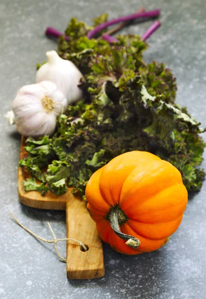 Herfst Oogst Groenten Boerenkool Pompoen Garli — Stockfoto