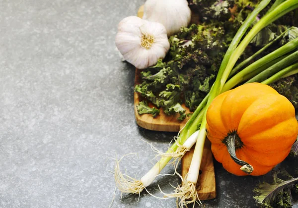 Φθινοπωρινά Λαχανικά Harvest Κολοκύθα Κατσαρό Λάχανο Και Σκόρδο — Φωτογραφία Αρχείου