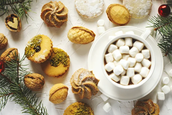 Tasse Schokolade Und Verschiedene Kekse Linzerplätzchen Shortbread Nusskekse Orangenmandelplätzchen — Stockfoto