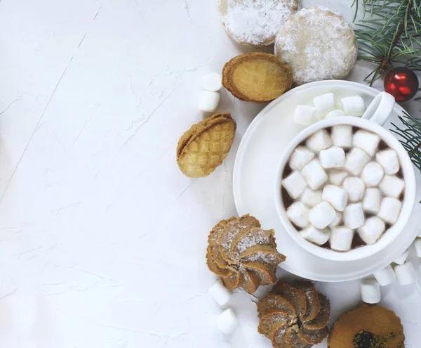 Tasse Heiße Schokolade Und Verschiedene Kekse Linzerplätzchen Shortbread Nusskekse Orangenmandelplätzchen — Stockfoto