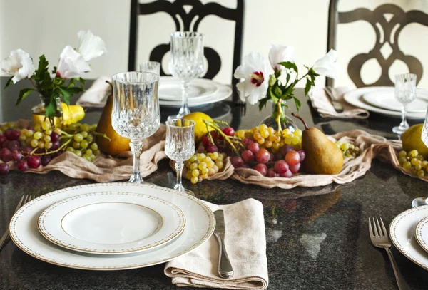 Dankbarkeitstisch Mit Frischen Früchten Dekoriert — Stockfoto