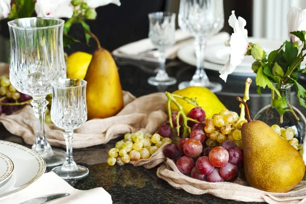 Instelling Van Tabel Van Thanksgiving Versierd Met Vers Fruit — Stockfoto