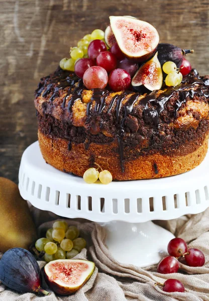 Choklad Kaffe Tårta Dekorerad Färska Frukter — Stockfoto