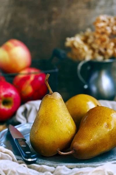 Poires Fraîches Sur Assiette — Photo