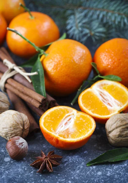 Färska Mandariner Med Blad Nötter Och Kryddor — Stockfoto