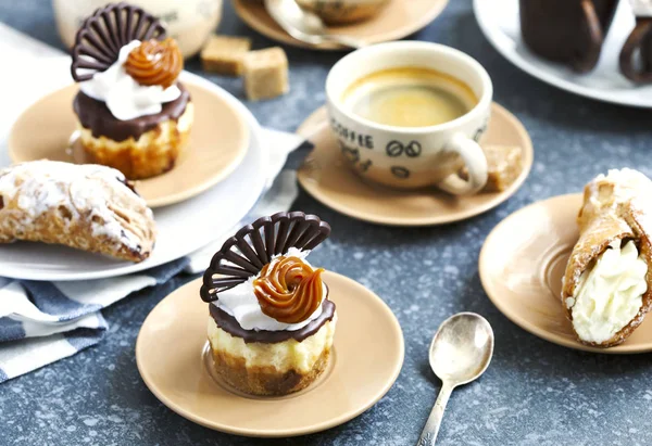 Tazza Con Caffè Caldo Pasticcini Sui Piattini Primo Piano — Foto Stock