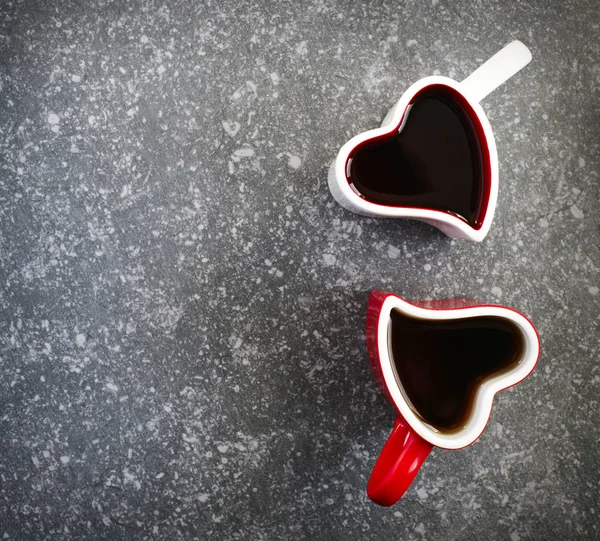 Две Чашки Форме Сердца Чаем — стоковое фото