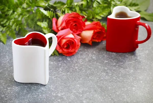 Dois Copos Forma Coração Com Chá Buquê Rosas — Fotografia de Stock