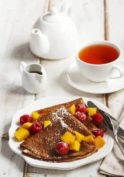 Pannenkoeken Met Verse Mango Frambozen — Stockfoto