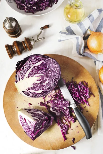 Shredded Red Cabbage Wooden Cutting Board Top View — Stock Photo, Image