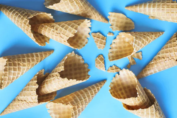 Tatlı Gofret Koni Mavi Arka Plan Kopya Alanı Dondurma Için — Stok fotoğraf