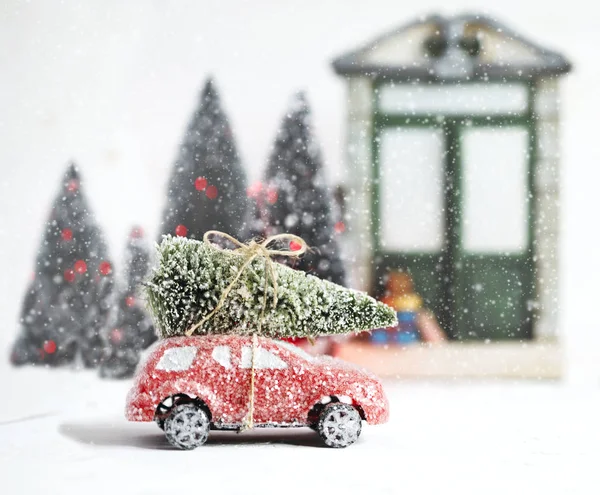 红色复古玩具车送圣诞树 节日贺卡 — 图库照片
