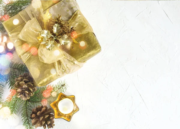 Noel Flatlay Arka Plan Noel Hediye Kutusu Çam Dalları Beyaz — Stok fotoğraf