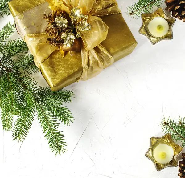 Vánoční Flatlay Pozadí Vánoční Dárkové Krabice Jedlové Větve Bílém Pozadí — Stock fotografie