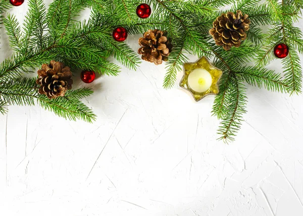 Vánoční Dovolená Pozadí Jedle Větve Šišky Ornamenty Zimní Dovolená Koncepce — Stock fotografie