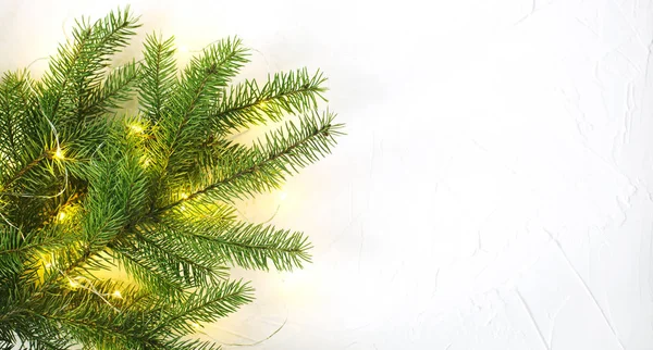 圣诞节假期的背景与冷杉树枝和圣诞灯 寒假概念构成 复制空间 — 图库照片