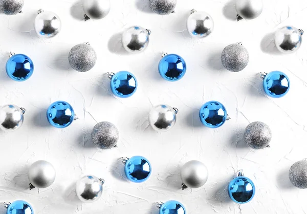Weihnachten Flach Mit Blauen Und Silbernen Glaskugeln Kopierraum Auf Weißem — Stockfoto