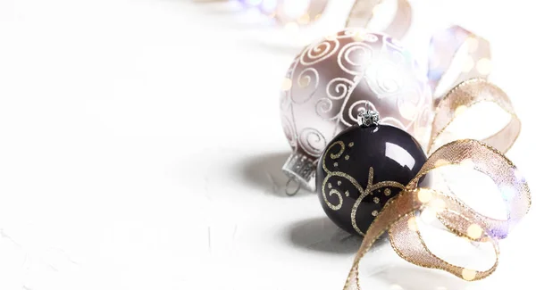 Рождественские Безделушки Ленточкой Белом Фоне Макро Рождество Новый Год — стоковое фото