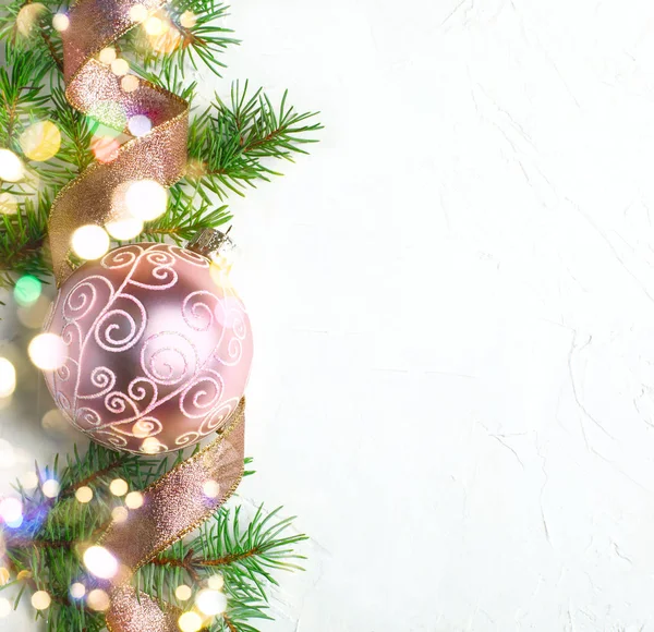 Boules Noël Avec Branches Sapin Isolées Sur Fond Blanc Gros — Photo